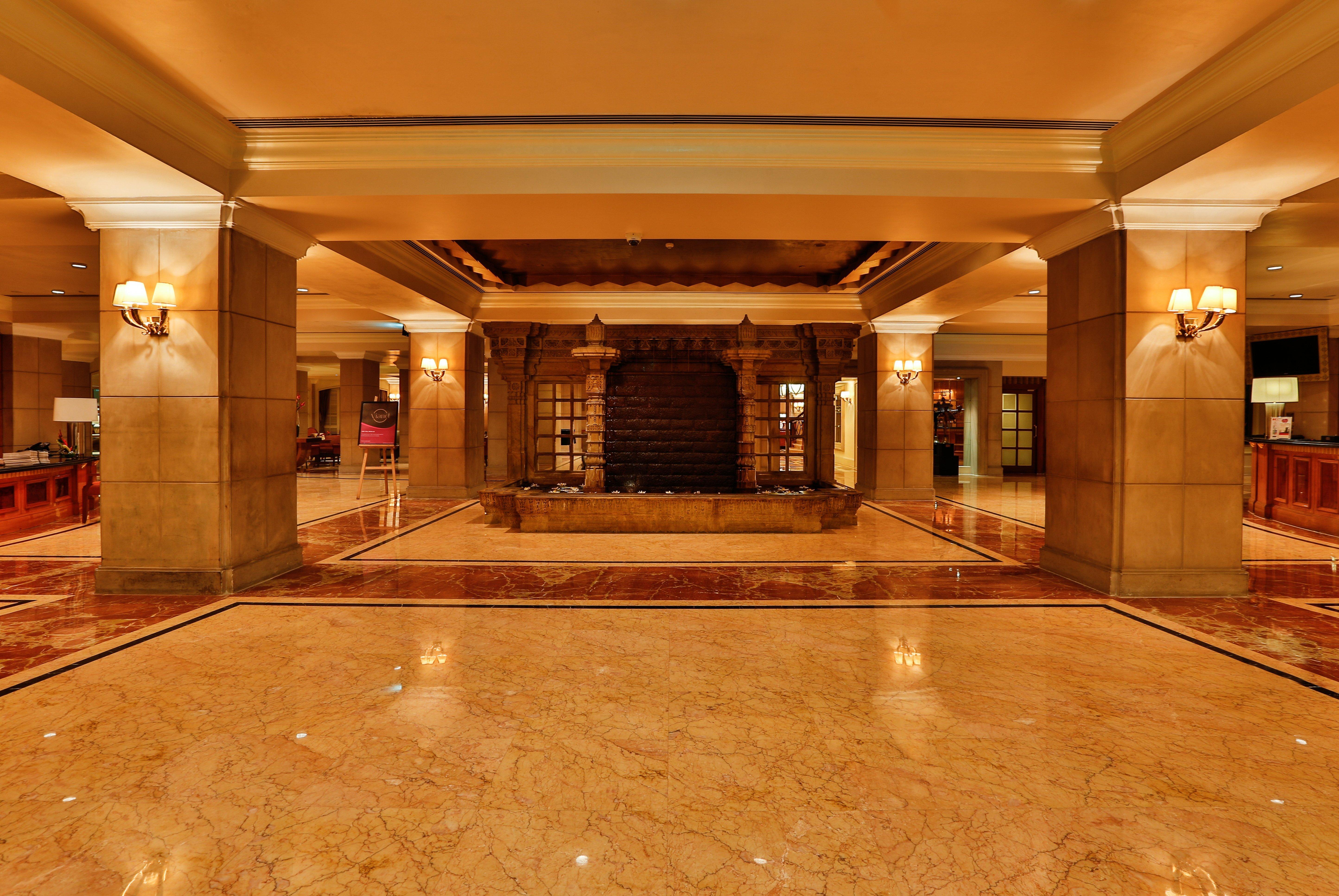 Crowne Plaza Chennai Adyar Park, An Ihg Hotel Eksteriør billede The lobby of the hotel