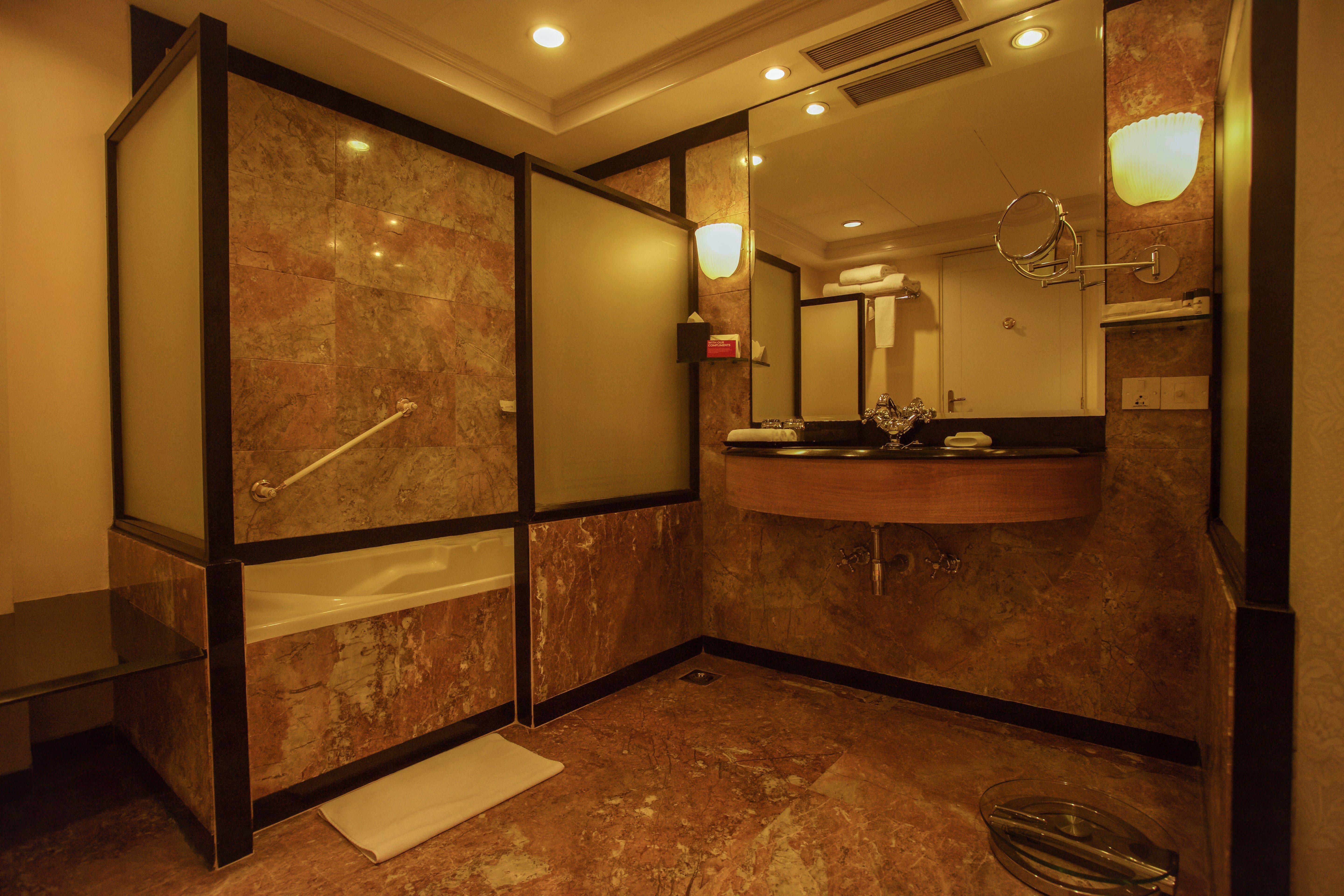 Crowne Plaza Chennai Adyar Park, An Ihg Hotel Eksteriør billede A bathroom in a hotel