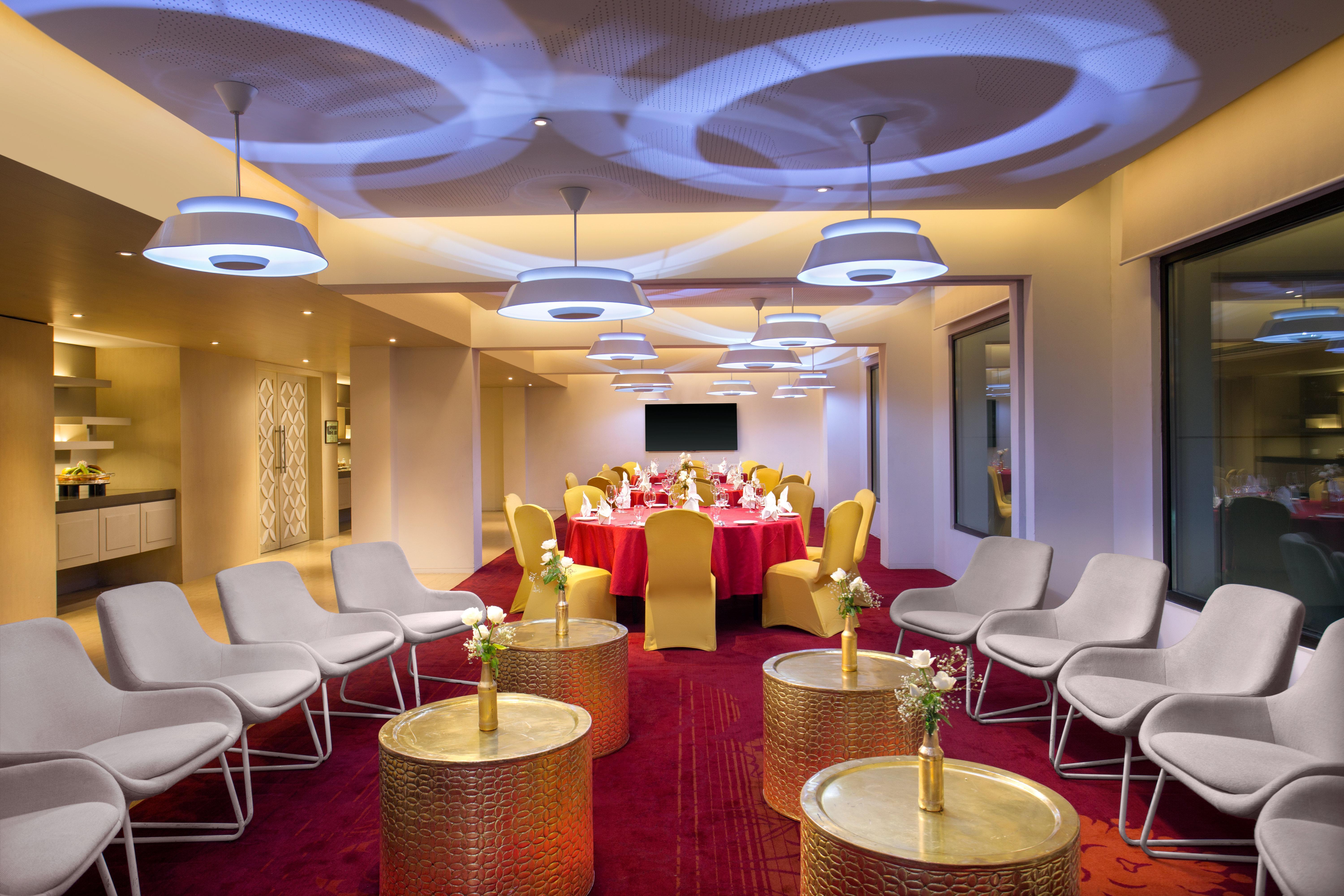 Crowne Plaza Chennai Adyar Park, An Ihg Hotel Eksteriør billede The Club Lounge at the airport