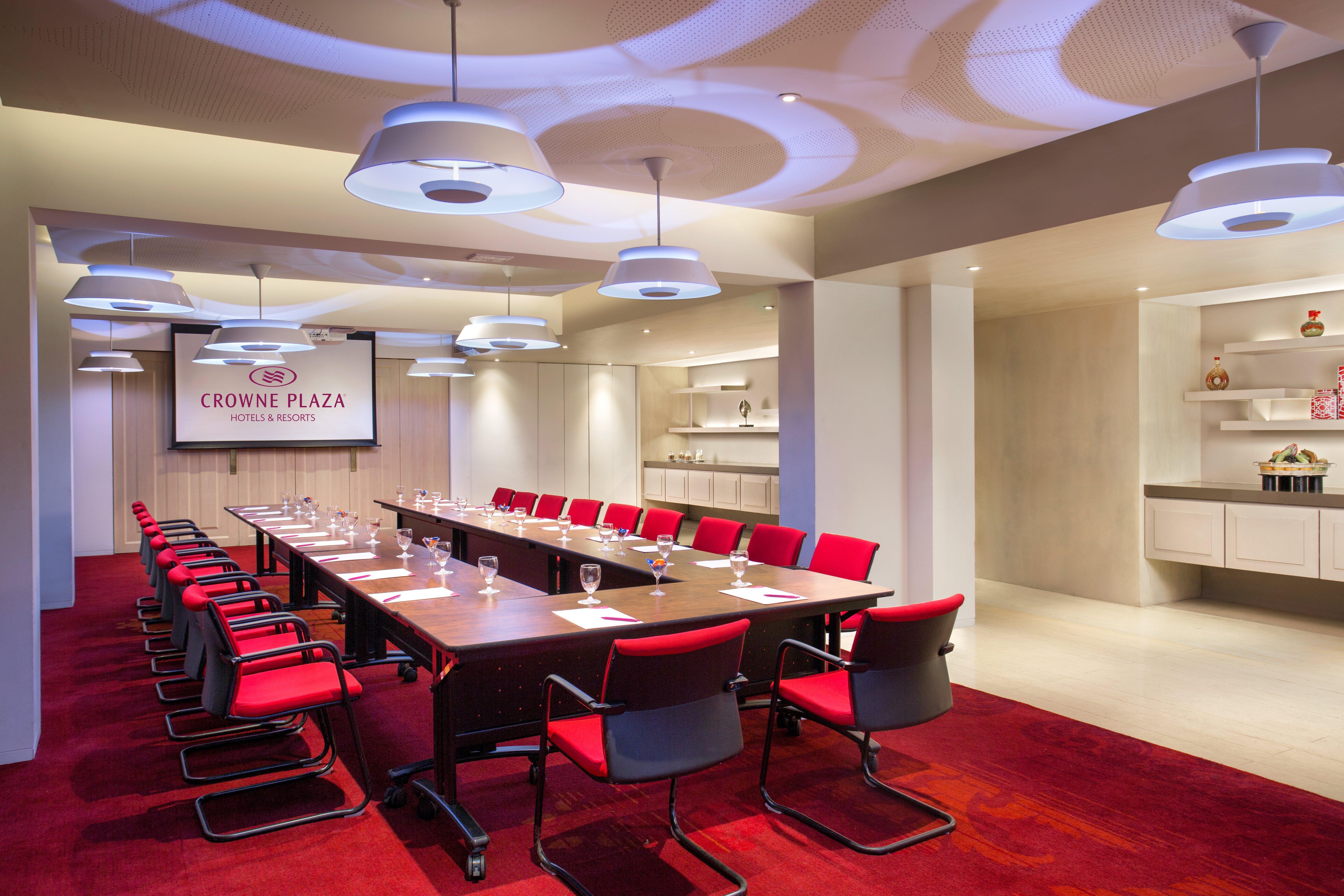 Crowne Plaza Chennai Adyar Park, An Ihg Hotel Eksteriør billede Meeting room at the hotel