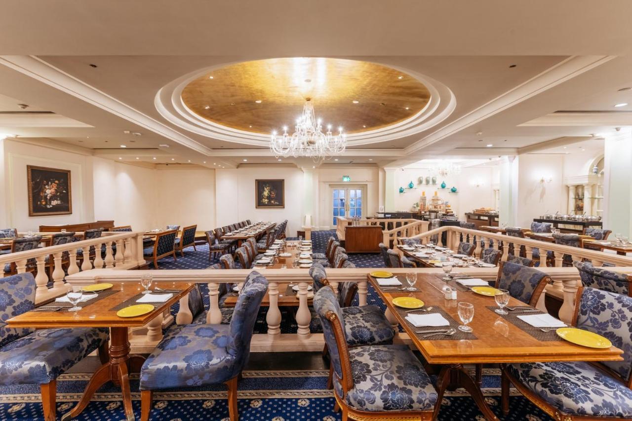 Crowne Plaza Chennai Adyar Park, An Ihg Hotel Eksteriør billede The restaurant