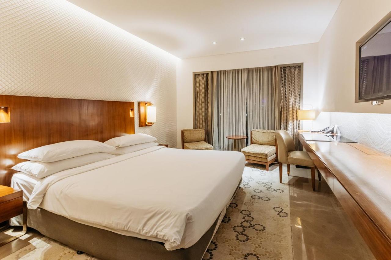 Crowne Plaza Chennai Adyar Park, An Ihg Hotel Eksteriør billede A room at the Taj Mahal Palace